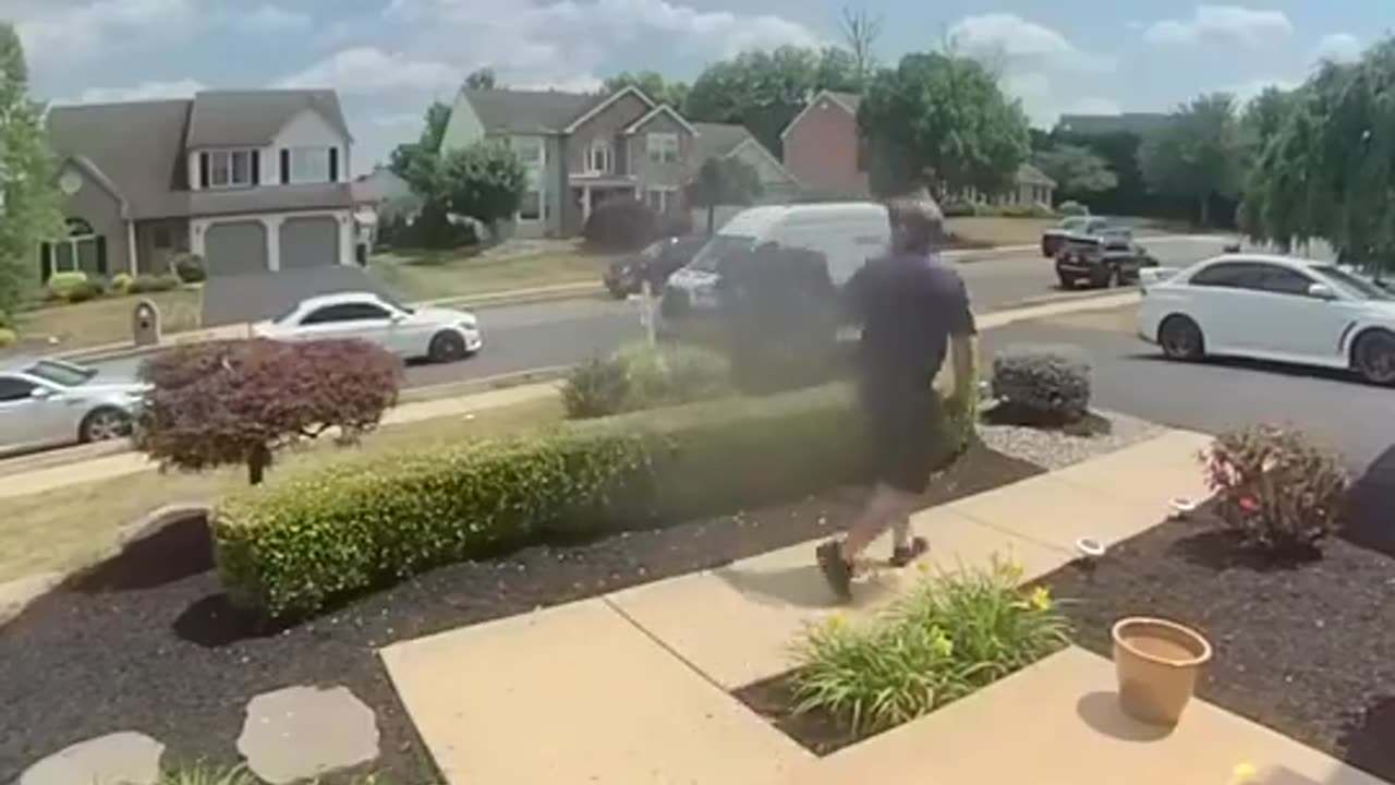 Reading, PA: Within seconds of delivery, 2 men brawl over who gets to steal package