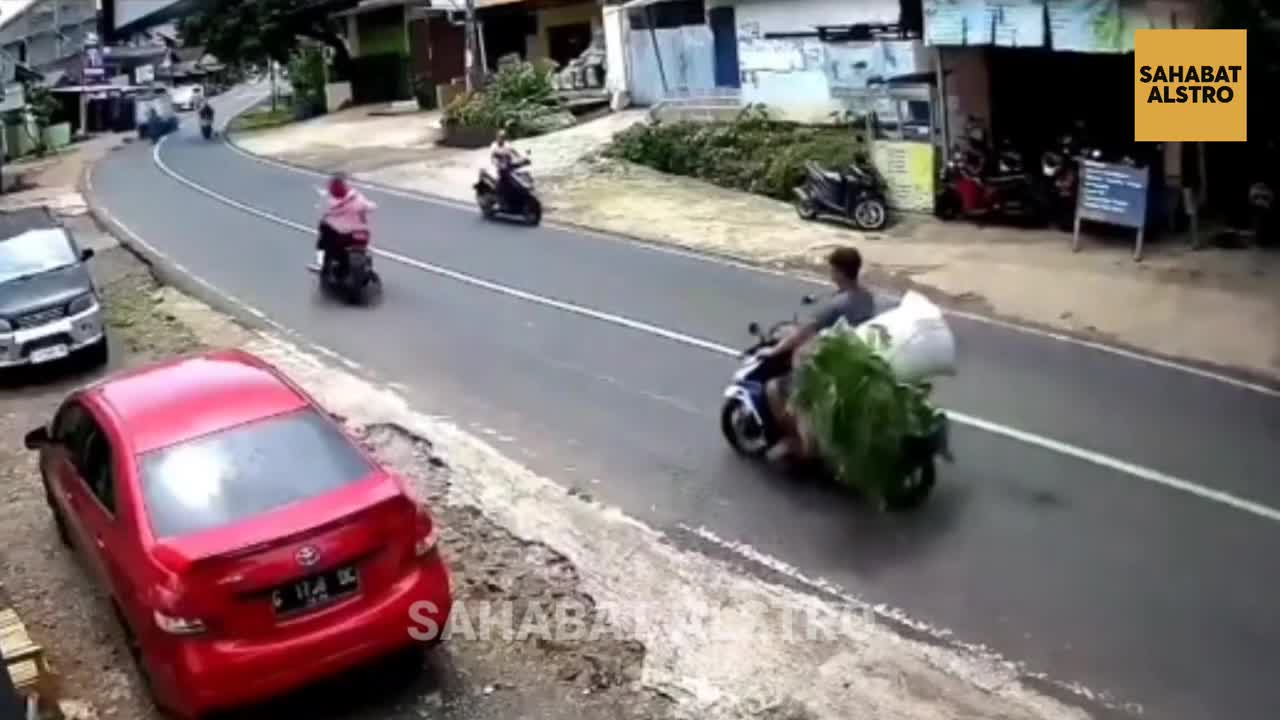 When An Aggresive Woman Can't Control her motorcycle