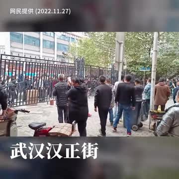 A Wuhan i manifestanti anti-lockdown stanno abbattendo ..