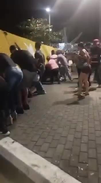 Árbol de Navidad cae sobre auxiliar de policía y le arrebata la vida