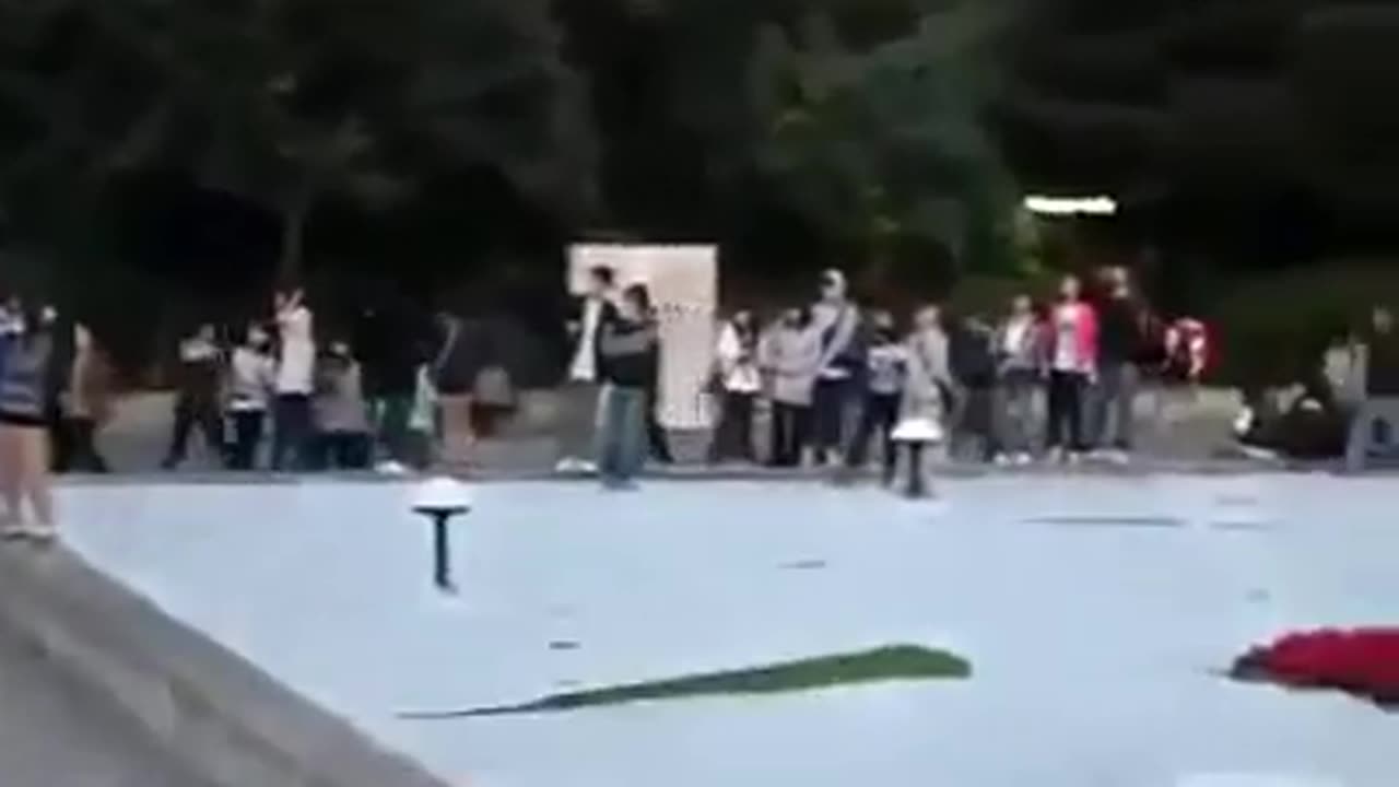 Εχθρούς αμύνου...