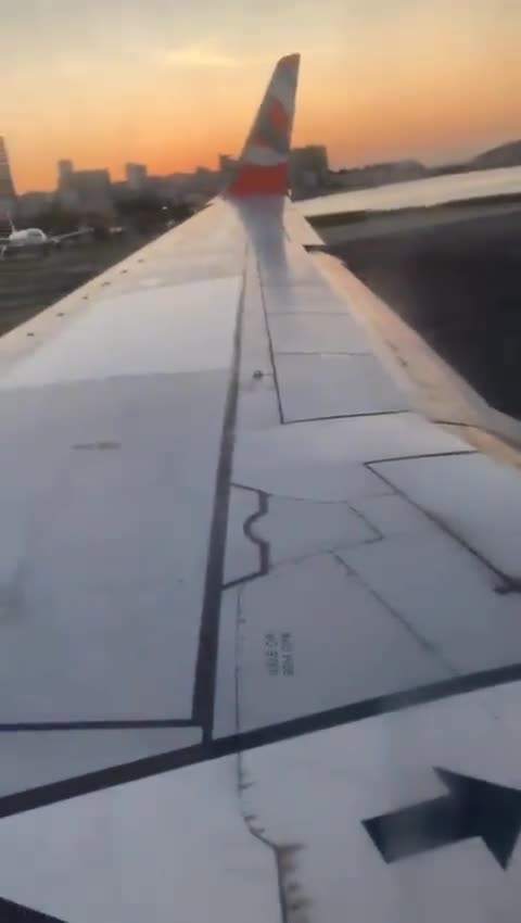 Turbina de avião da Gol pega fogo durante decolagem e Aeroporto Santos Dumont