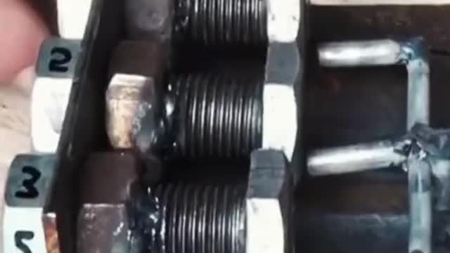 Look at some mechanical accessories used by the mechanic
