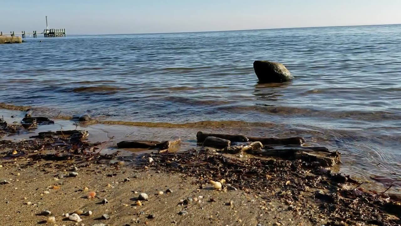 Chespapeake Bay : Smal Waves on Rocky Beach