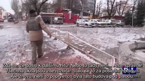 Ukrajina ostřeluje raketami centrum Doněcku a zabíjí mnoho lidí (civilisté pod palbou)