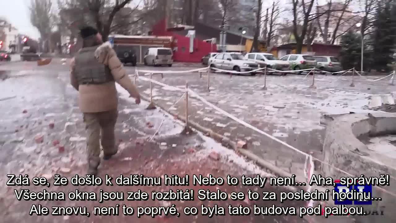 Ukrajina ostřeluje raketami centrum Doněcku a zabíjí mnoho lidí (civilisté pod palbou)