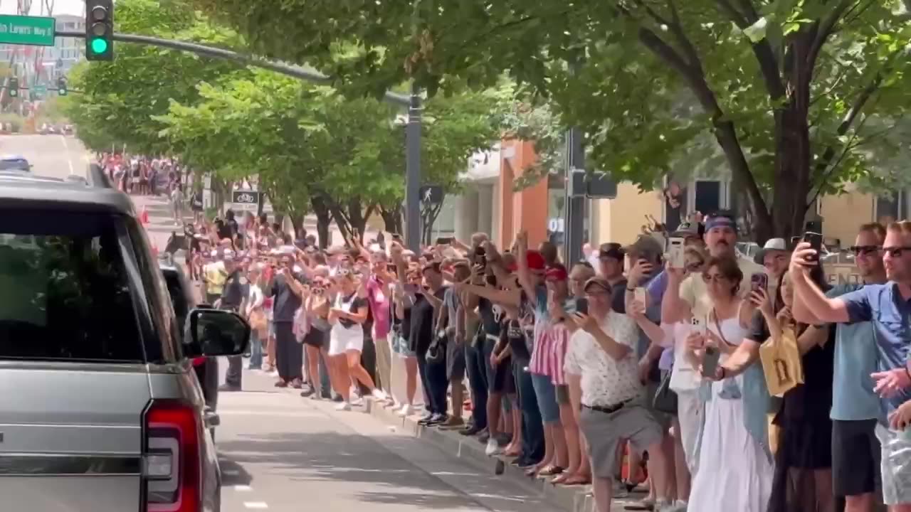 🔥JUST IN: Donald Trump greeted by huge crowd as he arrives to speak at the