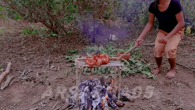 Chicken caught in the forest is grilled and deliciously spicy for lunch.