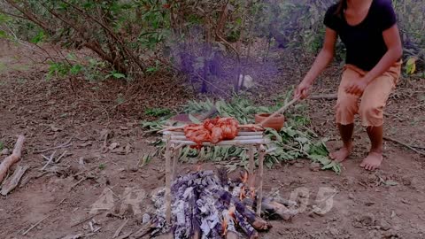 Chicken caught in the forest is grilled and deliciously spicy for lunch.