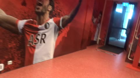 Rondleiding Kuip Feyenoord Rotterdam in kleedkamer Feyenoord is licht uitgevallen.