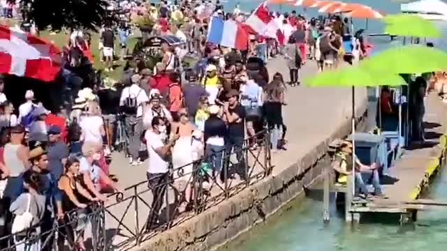 28 Aout 2021 manifestation au bord du lac d'Annecy contre le PassSanitaire.