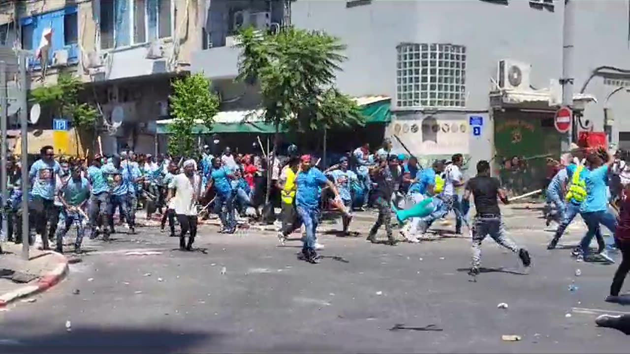 Welcome to Israel, illegal immigrants from Aritra, fighting among them self in the streets
