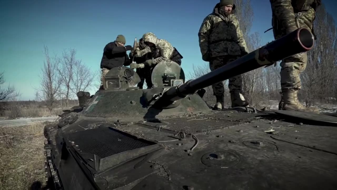 Ukrainian BMP Crew Gearing Up