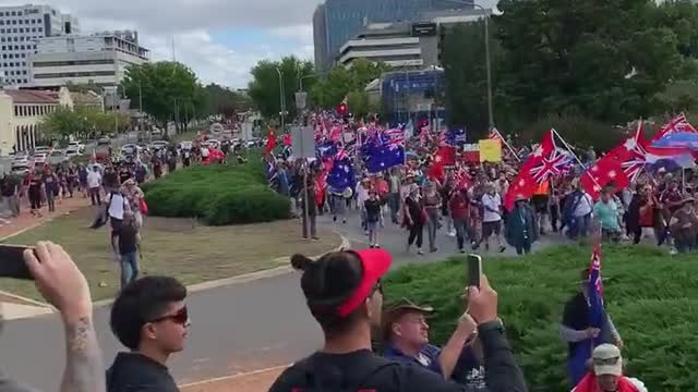 Ten of Thousands protest against vaccine mandate in Canberra