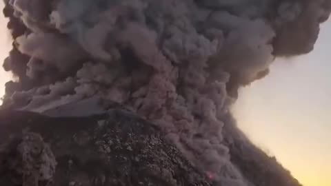 🇬🇹 W Gwatemali rozpoczęła się potężna erupcja wulkanu Santiaguito 🌋
