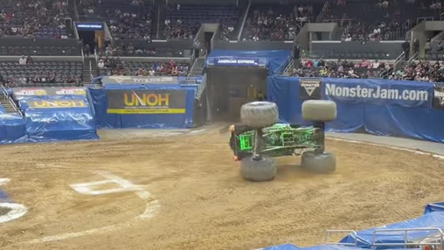 #GraveDigger having some fun 🏴‍☠️ #monsterjam #monstertruck #skills #motorsport #fyp