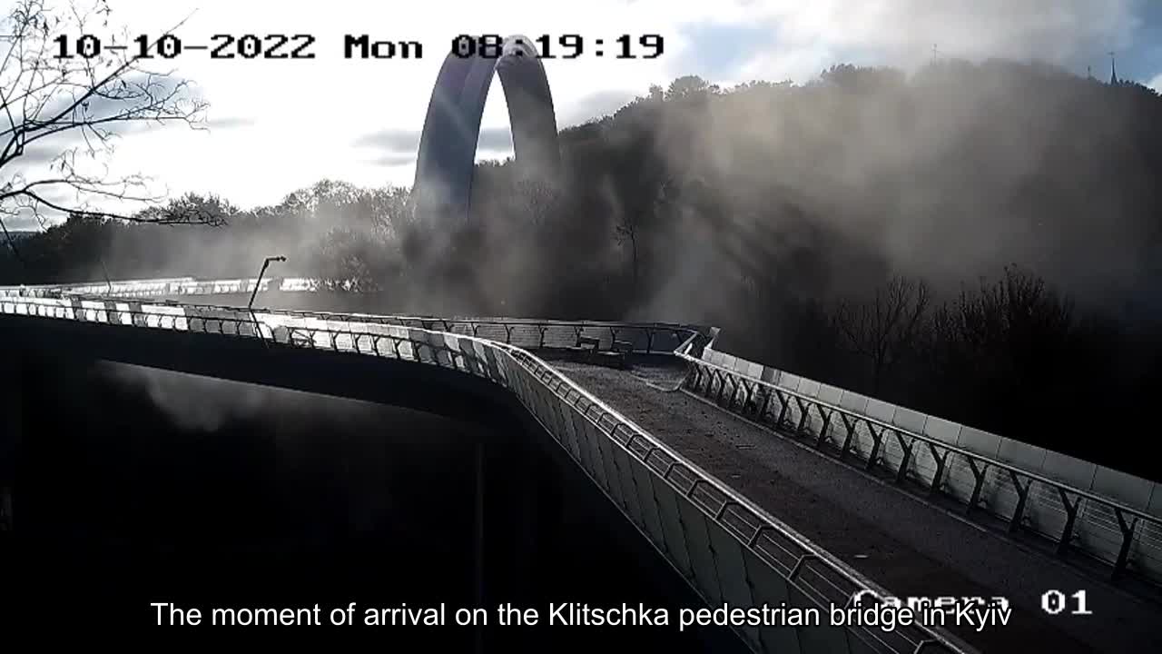 The moment of arrival on the Klitschka pedestrian bridge in Kyiv