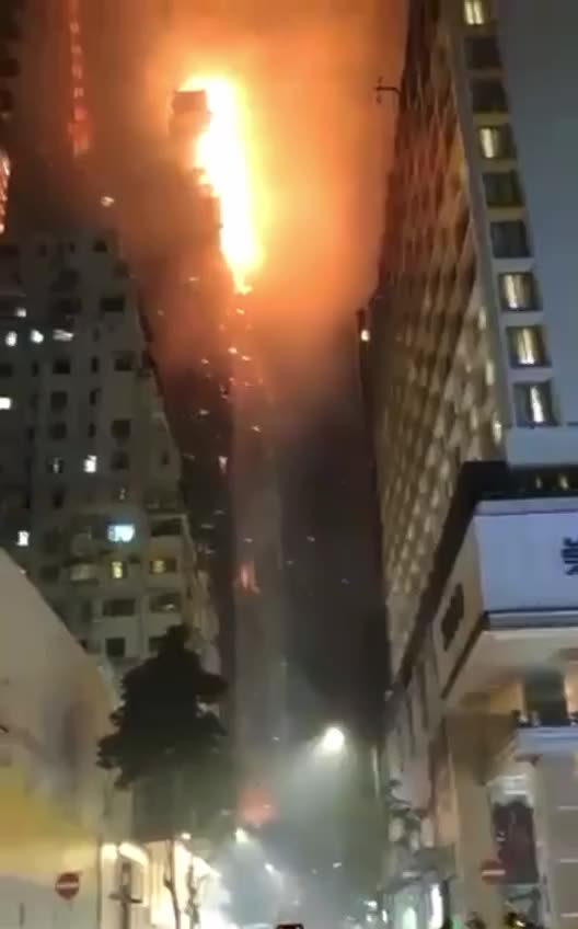 🚨 Massive fire hits Hong Kong high-rise construction site - large pieces of debris spotted falling down