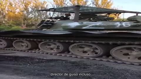 Y el ejército ruso maneja tanques T-62M antiguos aquí, soldando "barbacoas" sobre las torres. Los