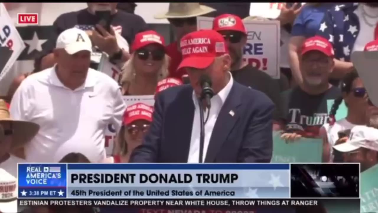 The Crowd sings Happy Birthday 🎂 to President Trump