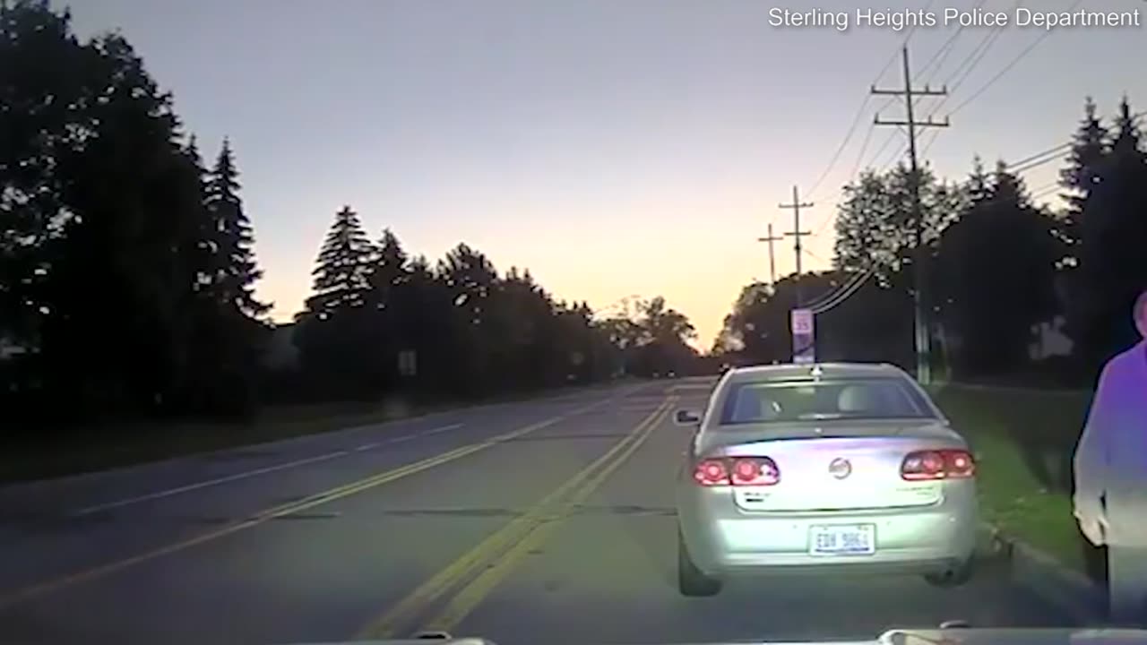 Cop who pulled over man for speeding ends up helping him set up TV