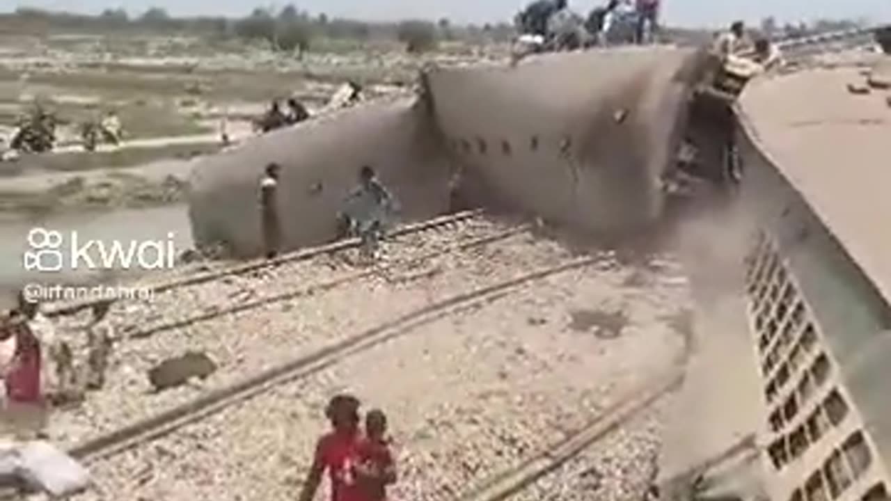 accident Hazara express pakistan