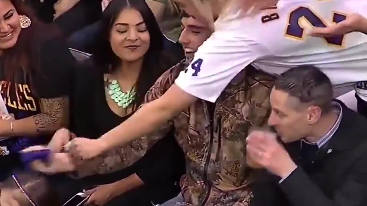 Kobe gives his arm sleeve to a fan, then other fans steal it 😬
