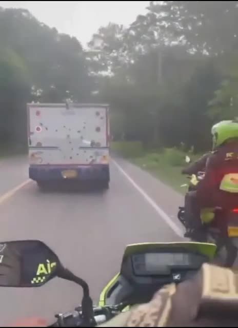 Persecución policial a carro de valores robado