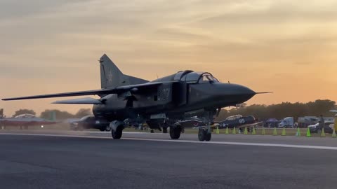 O único caça MiG-23UB voador privado dos EUA filmado aqui durante uma passagem na pista.