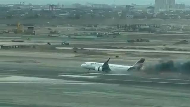 Watch How This Plane is Terrifyingly Skiding Down The Runway at Lima Airporto