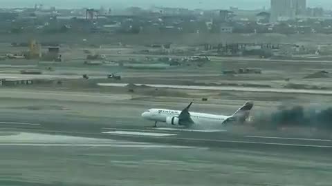 Watch How This Plane is Terrifyingly Skiding Down The Runway at Lima Airporto