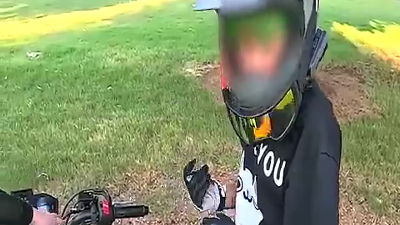Biker stands up for woman and then protects his daughter 😳