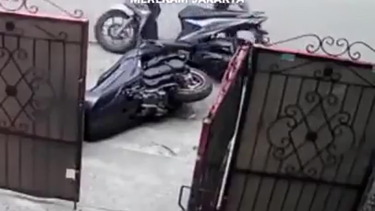 Two thieves went to steal a motorcycle and ended up losing theirs.😅 Funny videos, memes, comedy