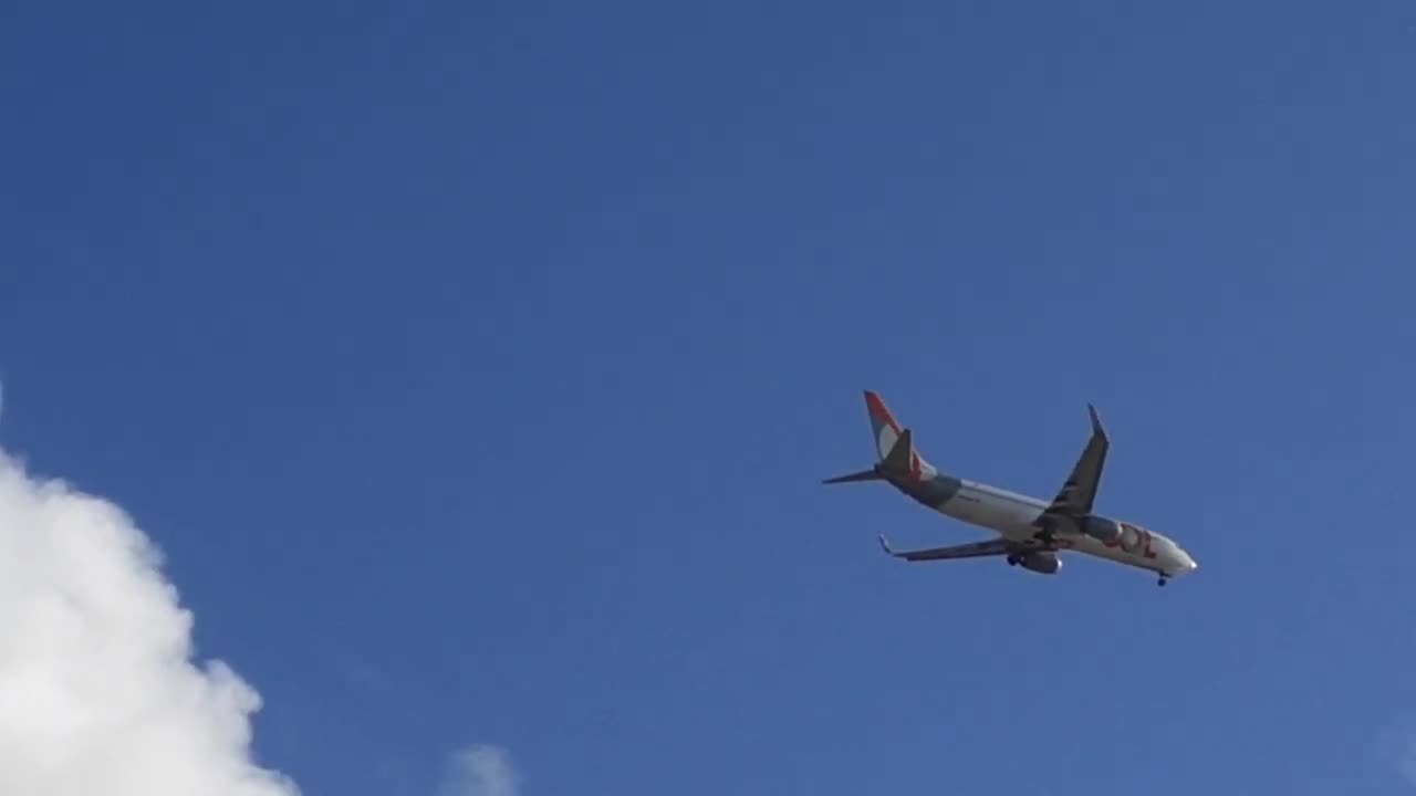 Boeing 737-800 PR-GGE na final antes de pousar em Fortaleza vindo do Recife