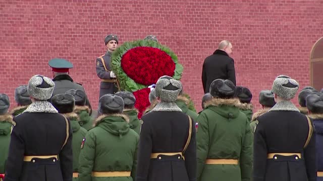 Putin lays wreath to honor armed forces