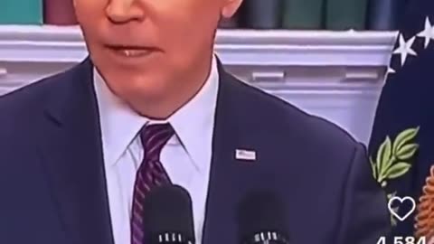 BIDEN o meglio l'attore che lo interpreta ha messo male la maschera di plastica