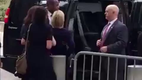 ▶ EXTRAIT-RQ (9 mars 23) : HILLARY CLINTON - Malaise cérémonie du 11 sept 2016