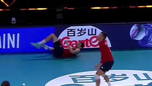 The replay is insane 😱 #volleyballworld #crazysave #save #volleyball