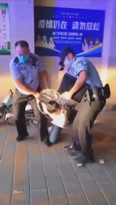 The brutal CCP Police apprehend and arrest this woman for missing a mandatory COVID test.