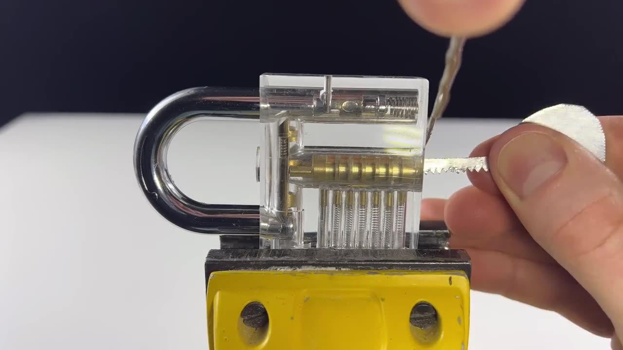 How to open a lock with a Swiss Army Knife _ Lock picking with the tools of a Vi