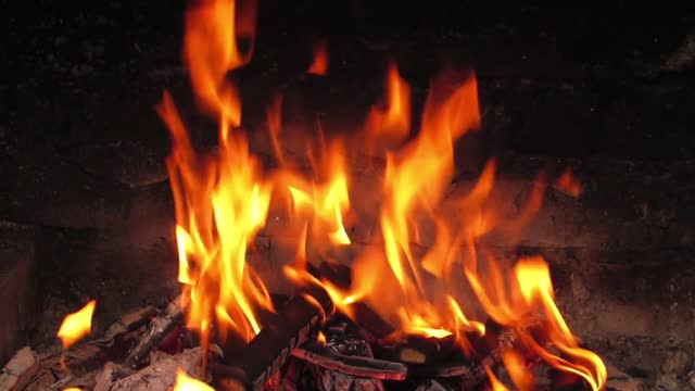 Relaxing Fireplace with Burning Logs and Crakling Fire Sounds 4K