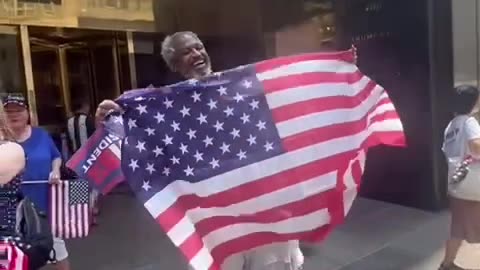 Bum for President on July 4th! 🇺🇸 #StreetComedy #IndependenceDay #FunnyShorts #LOL