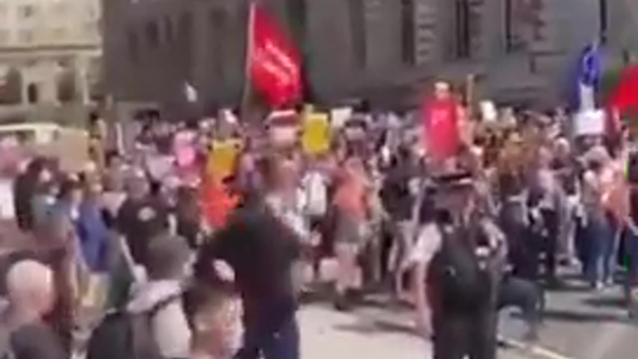 Brit Cops directing their Antifa mates psy-op Hate Riots Liverpool all staged