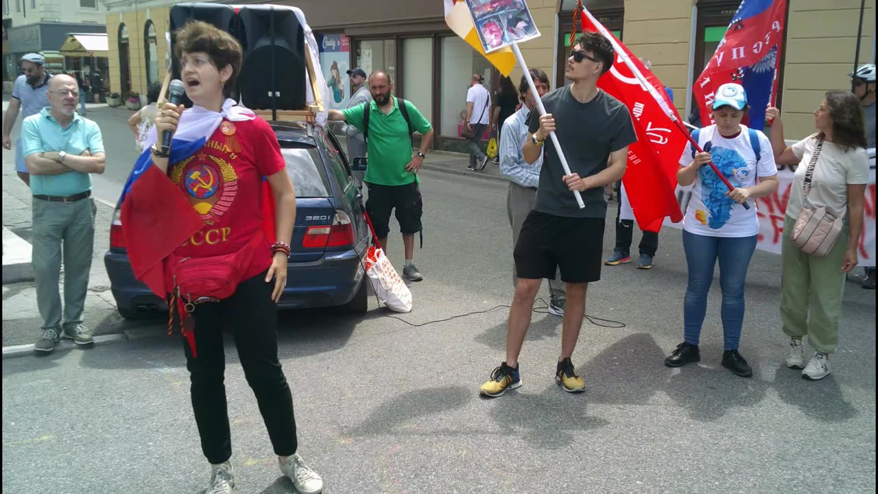 649-Trieste, festa della Repubblica,corteo e raccolta firme,referendum contro la Guerra