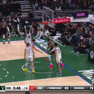 NBA - Giannis full steam ahead and gets the bucket to go 👏 Warriors-Bucks