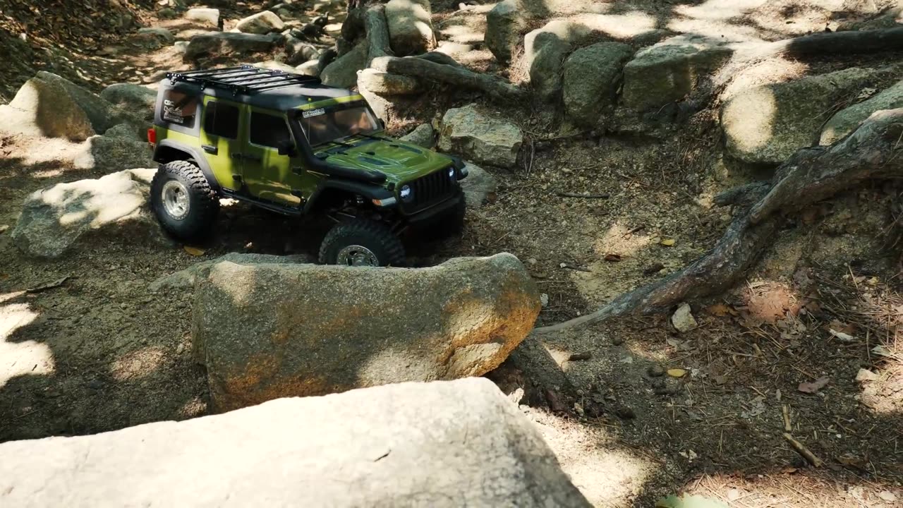 #015 AXIAL SCX6 JEEP JLU Wrangler Rubicon RC CAR climbing a mountain