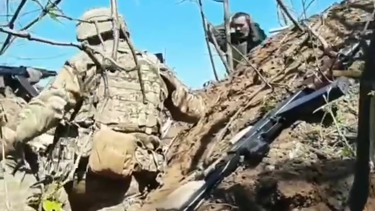 Ukraine war footage: Russian soldier surrenders even without imminent danger