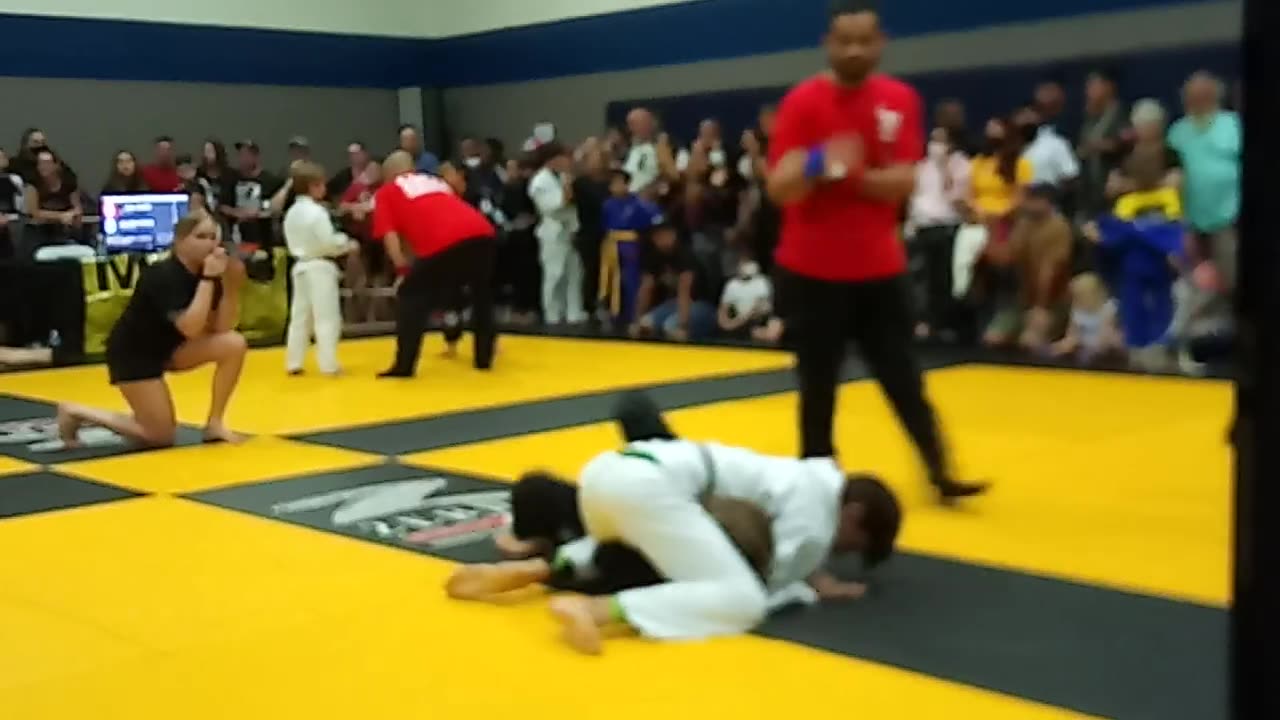 Girl Fights Boy, jiu jitsu, No Gi Grappling