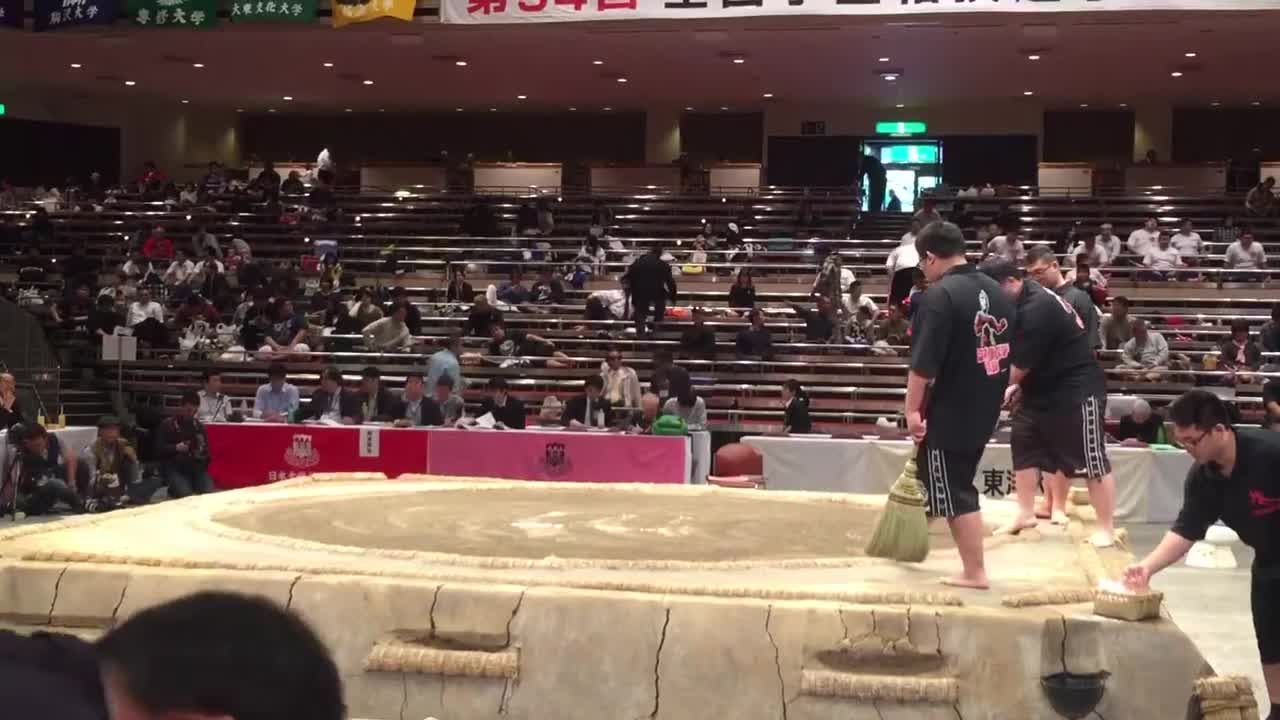 Preparations for Japanese sumo sumo ring 土俵の準備