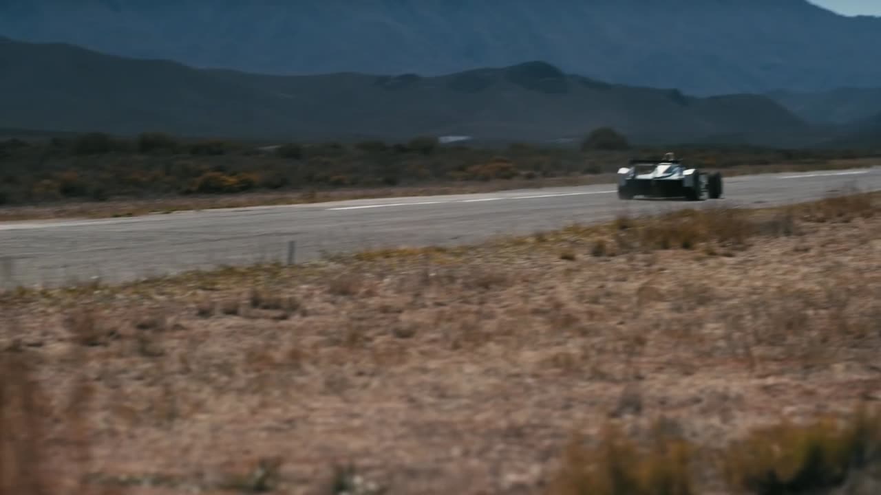 Drag Race Formula E-Car vs Cheetah 35.mp4